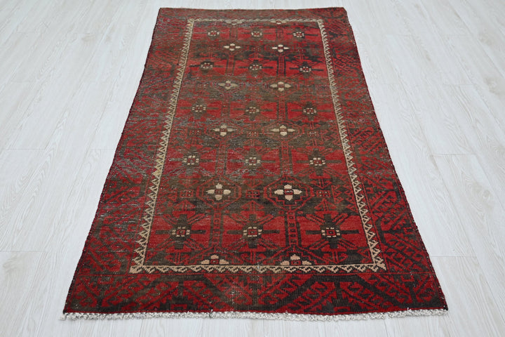 red Accent rug 3' 1" x 6' 0"