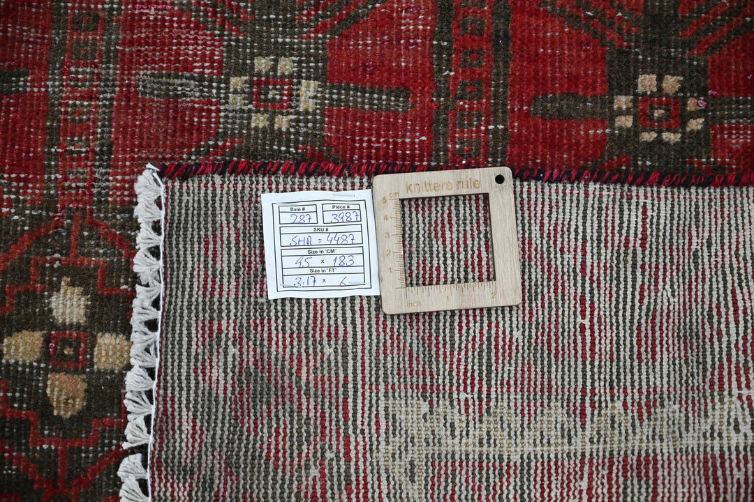 red Accent rug 3' 1" x 6' 0"