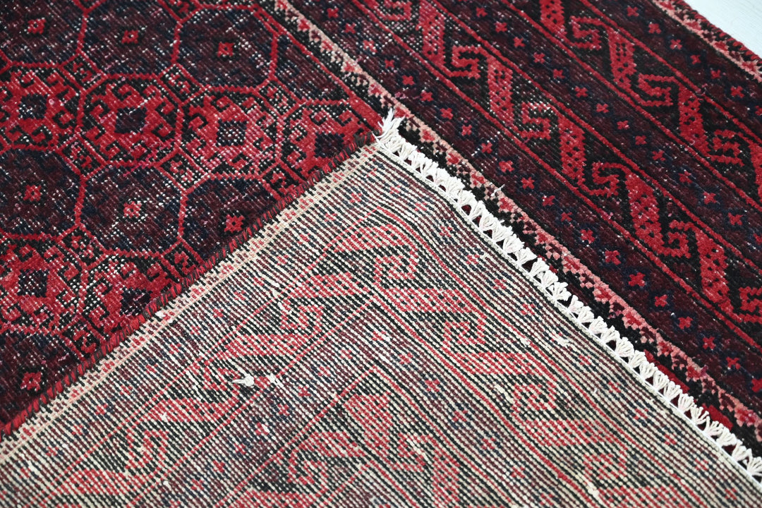 red Accent rug 3' 3" x 6' 2"