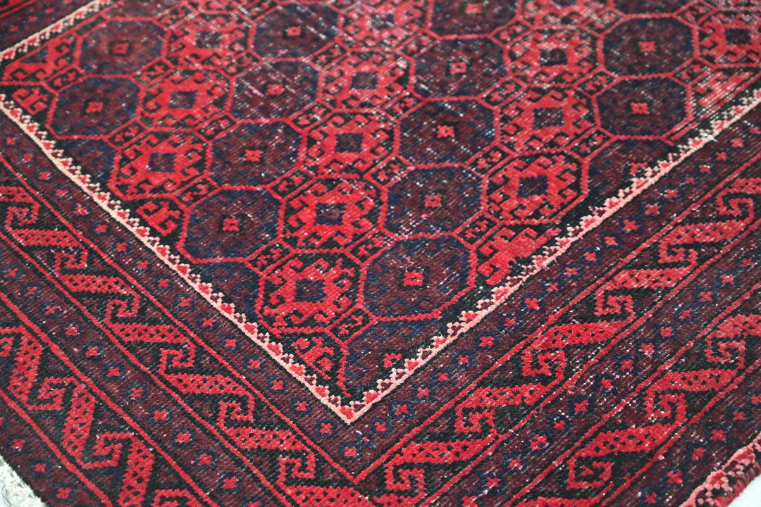 red Accent rug 3' 3" x 6' 2"