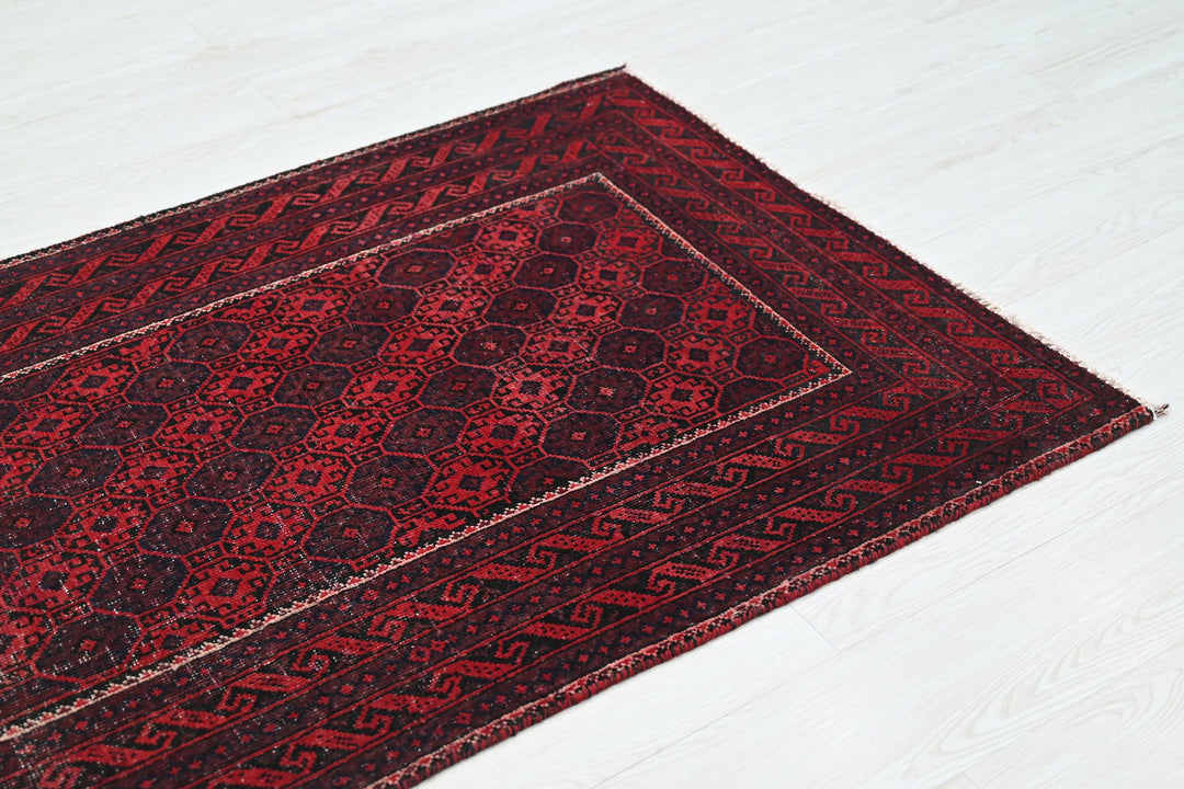 red Accent rug 3' 3" x 6' 2"