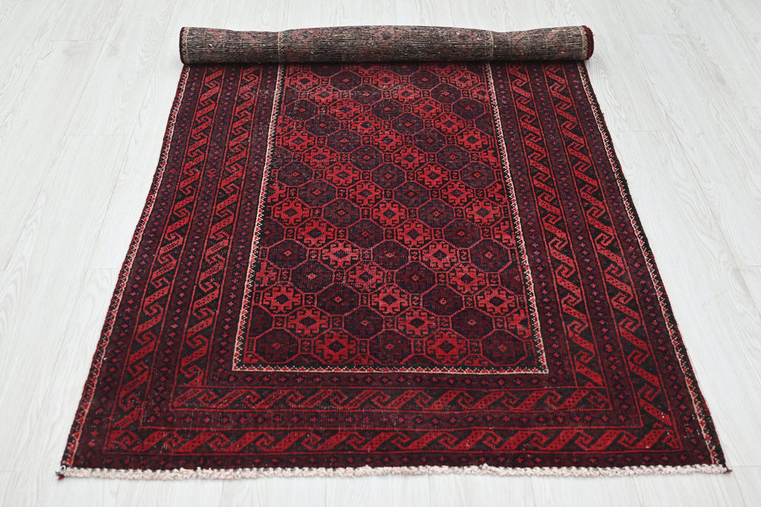 red Accent rug 3' 3" x 6' 2"