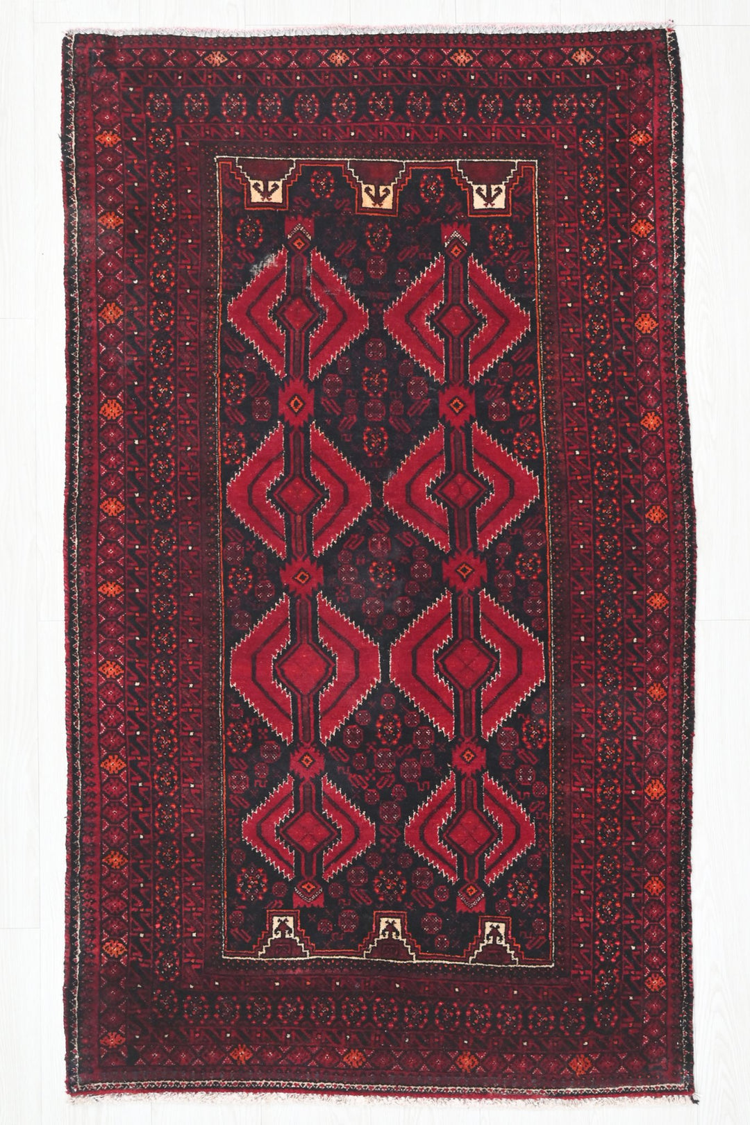 red Accent rug 2' 11" x 5' 3"
