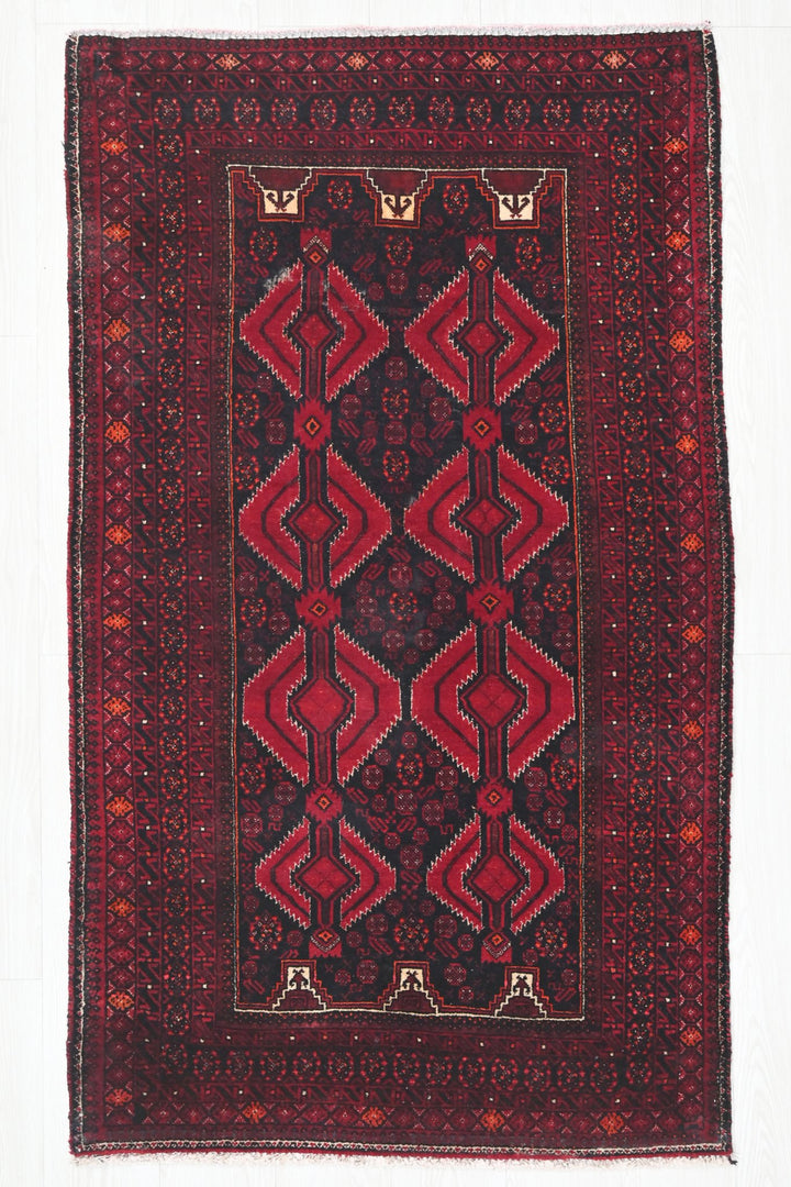 red Accent rug 2' 11" x 5' 3"