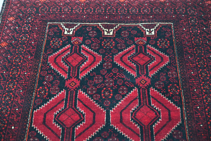 red Accent rug 2' 11" x 5' 3"