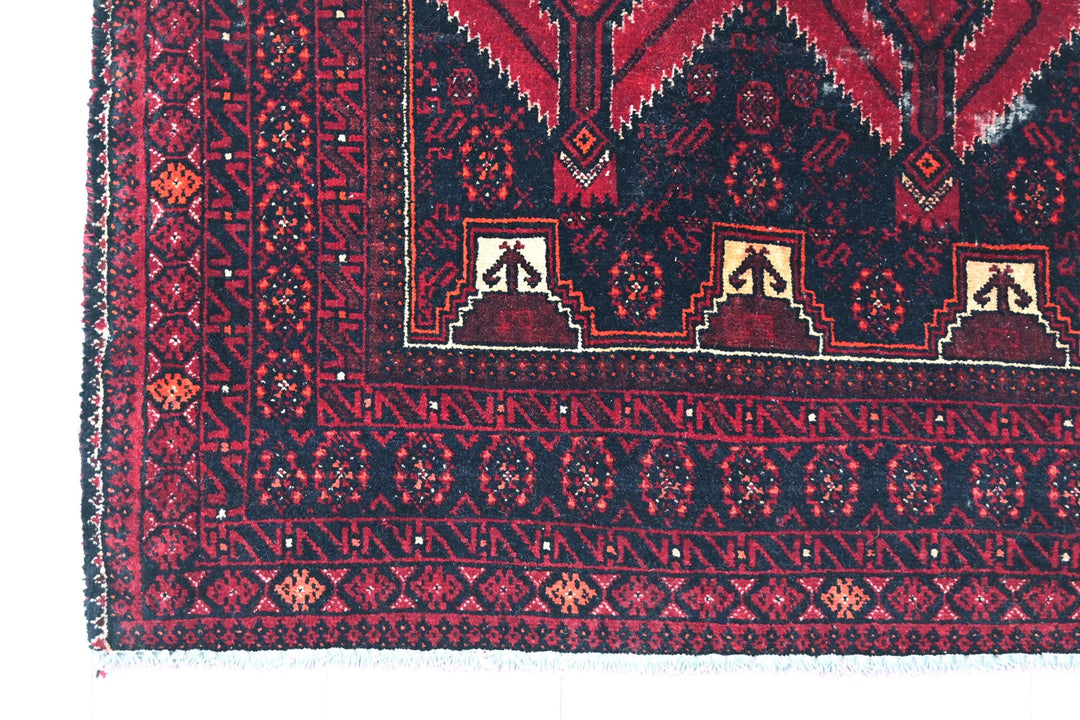 red Accent rug 2' 11" x 5' 3"