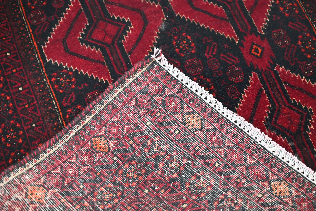 red Accent rug 2' 11" x 5' 3"