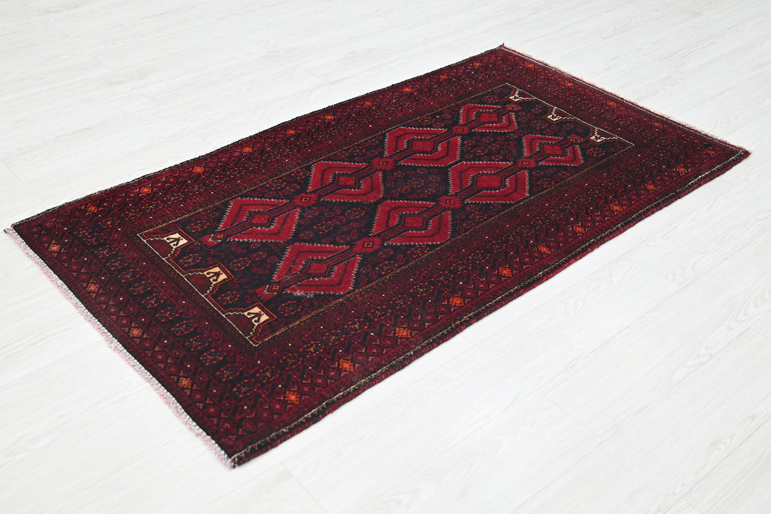 red Accent rug 2' 11" x 5' 3"