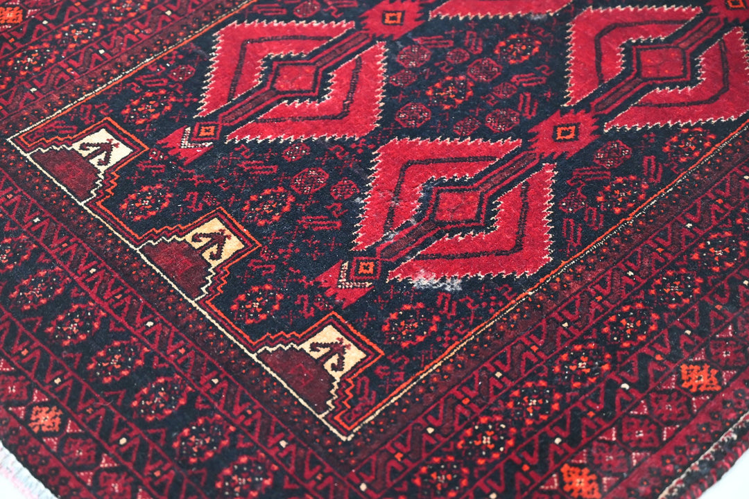 red Accent rug 2' 11" x 5' 3"