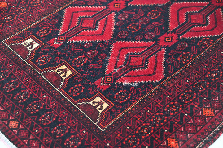 red Accent rug 2' 11" x 5' 3"