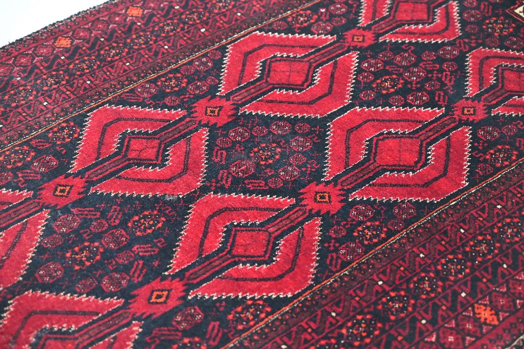 red Accent rug 2' 11" x 5' 3"