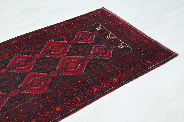 red Accent rug 2' 11" x 5' 3"