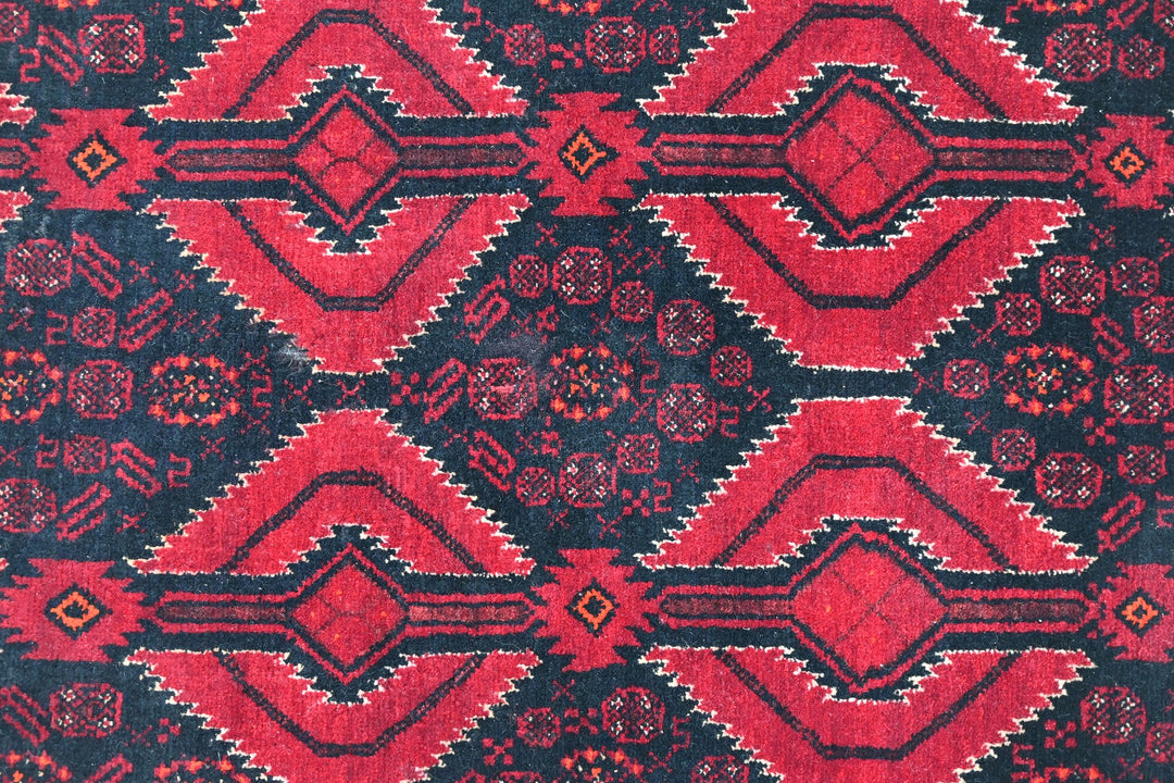 red Accent rug 2' 11" x 5' 3"