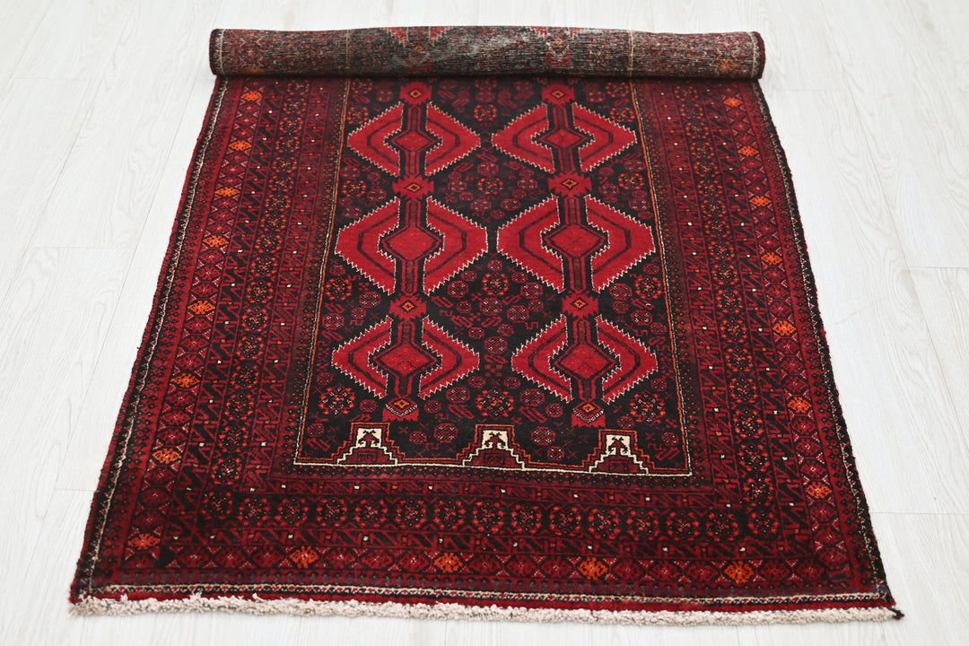 red Accent rug 2' 11" x 5' 3"