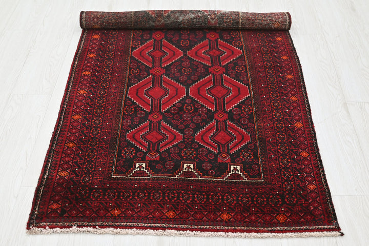 red Accent rug 2' 11" x 5' 3"