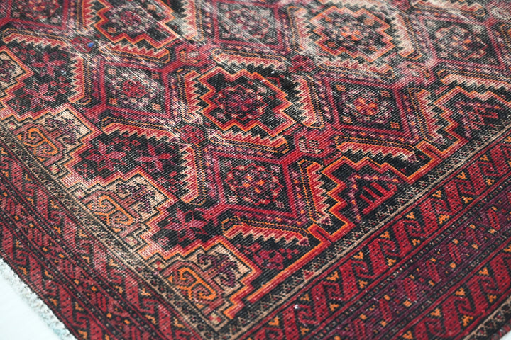 red Medium rug 3' 11" x 7' 1"
