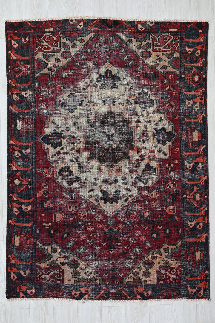 red Accent rug 4' 2" x 6' 3"