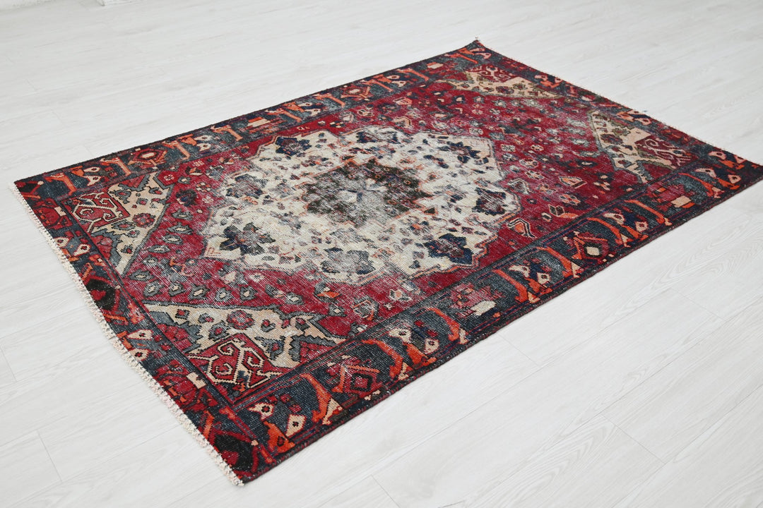 red Accent rug 4' 2" x 6' 3"
