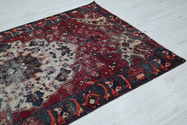 red Accent rug 4' 2" x 6' 3"
