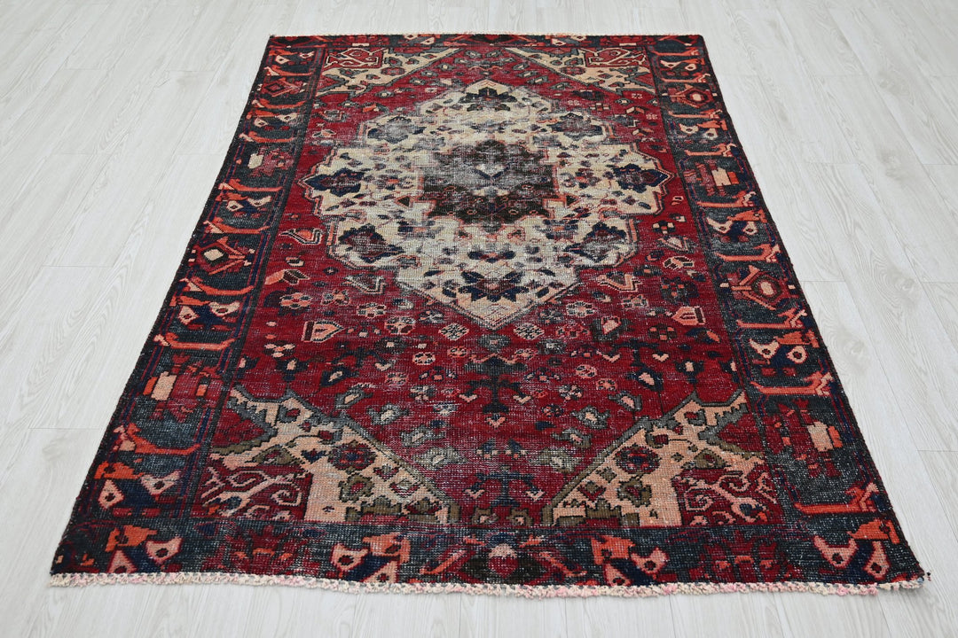 red Accent rug 4' 2" x 6' 3"