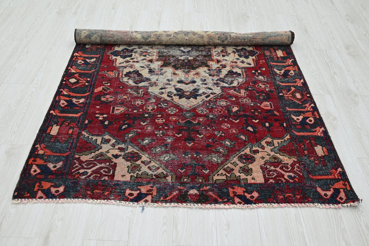 red Accent rug 4' 2" x 6' 3"