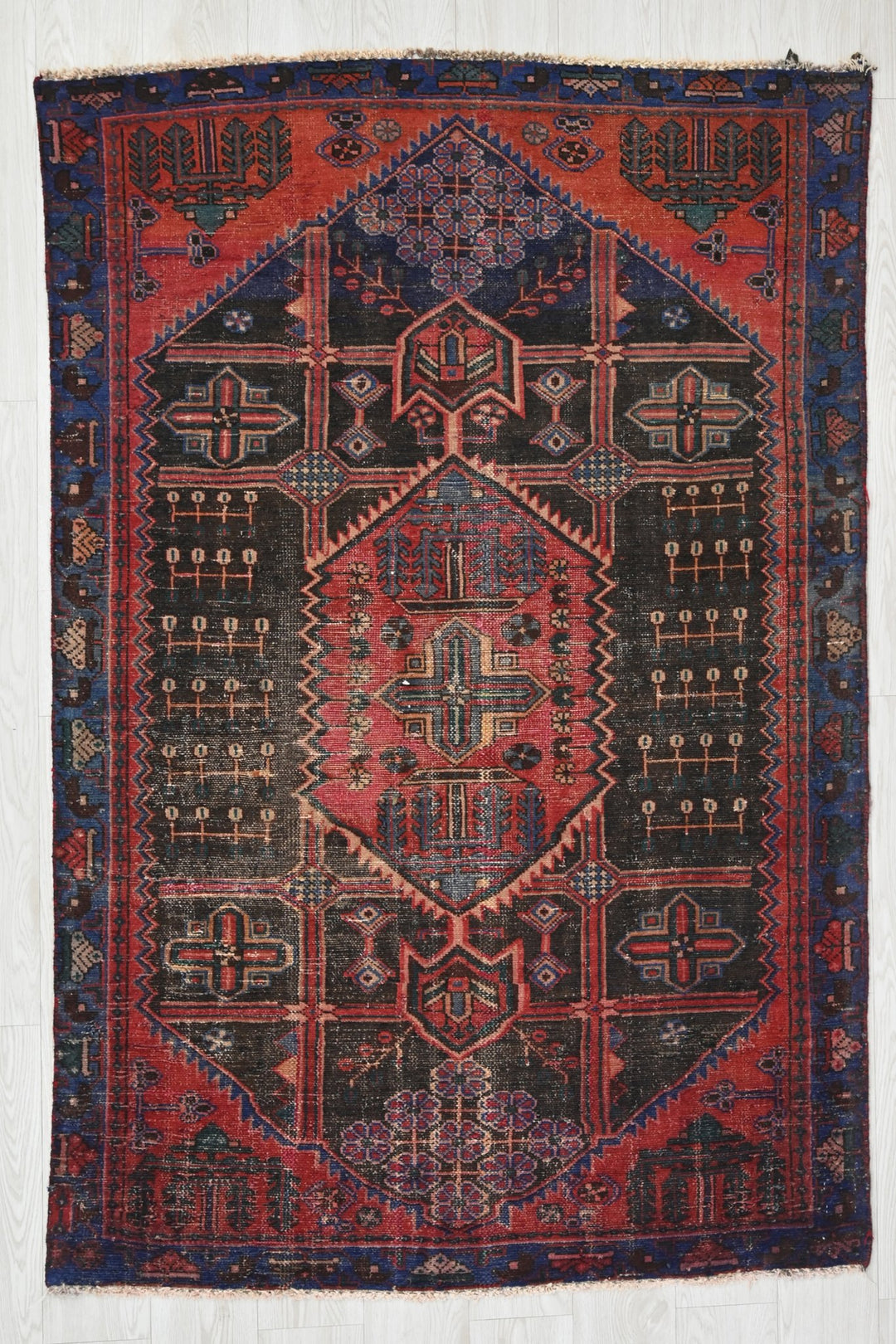 black Accent rug 3' 11" x 6' 0"