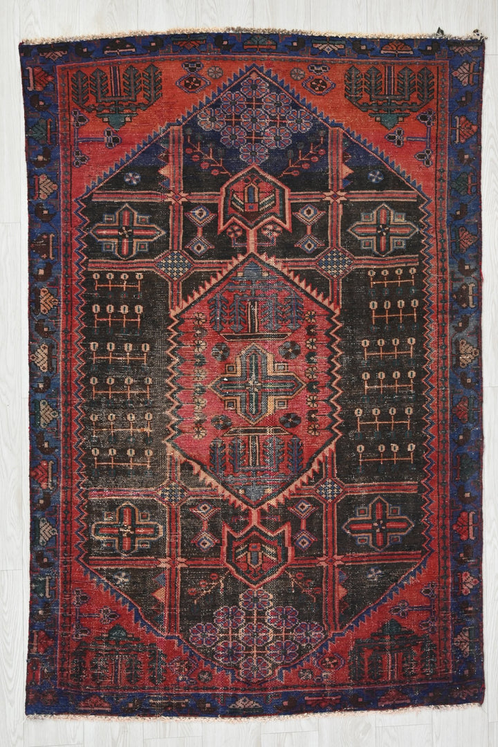 black Accent rug 3' 11" x 6' 0"