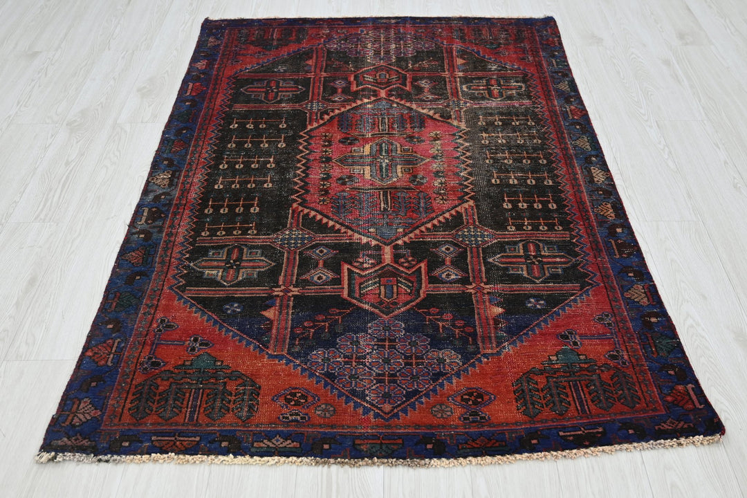 black Accent rug 3' 11" x 6' 0"