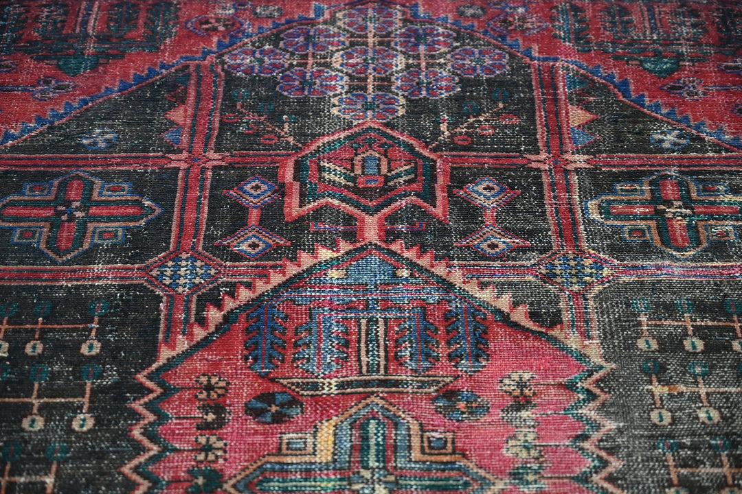 black Accent rug 3' 11" x 6' 0"