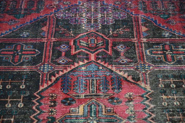 black Accent rug 3' 11" x 6' 0"
