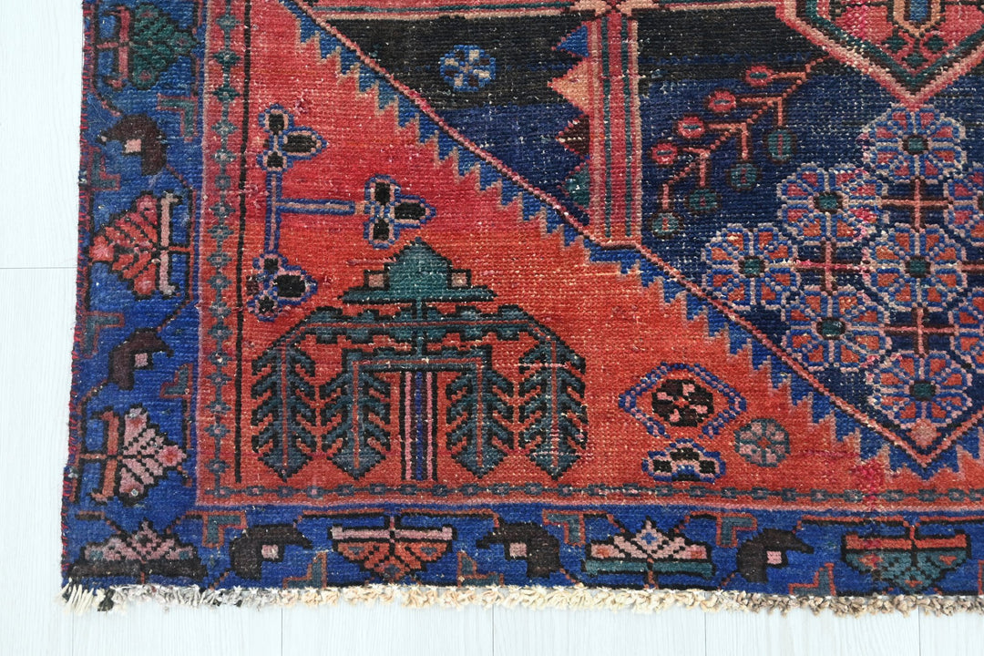 black Accent rug 3' 11" x 6' 0"
