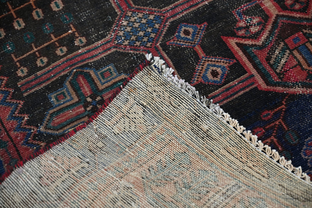 black Accent rug 3' 11" x 6' 0"