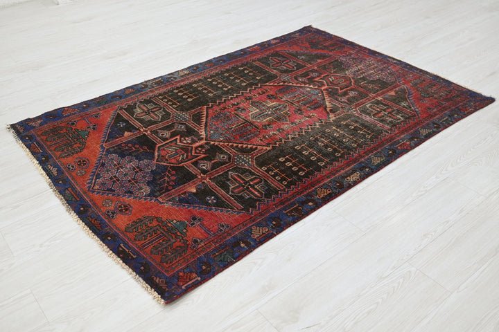 black Accent rug 3' 11" x 6' 0"