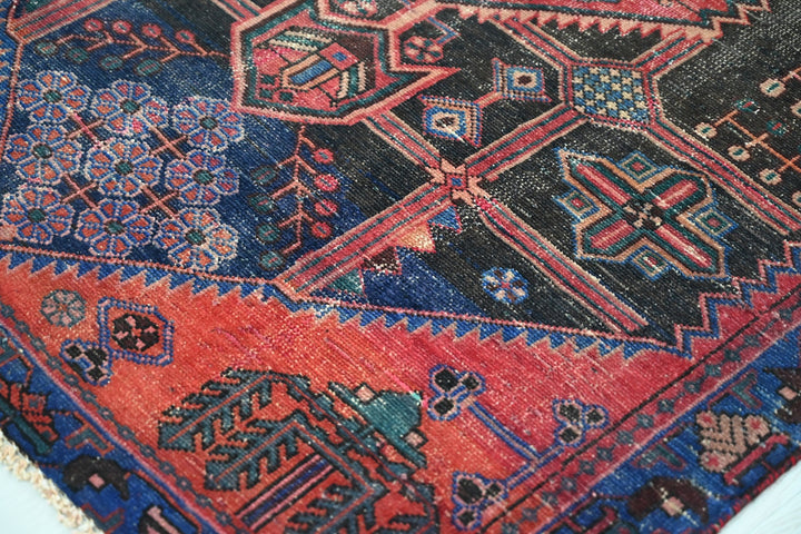 black Accent rug 3' 11" x 6' 0"