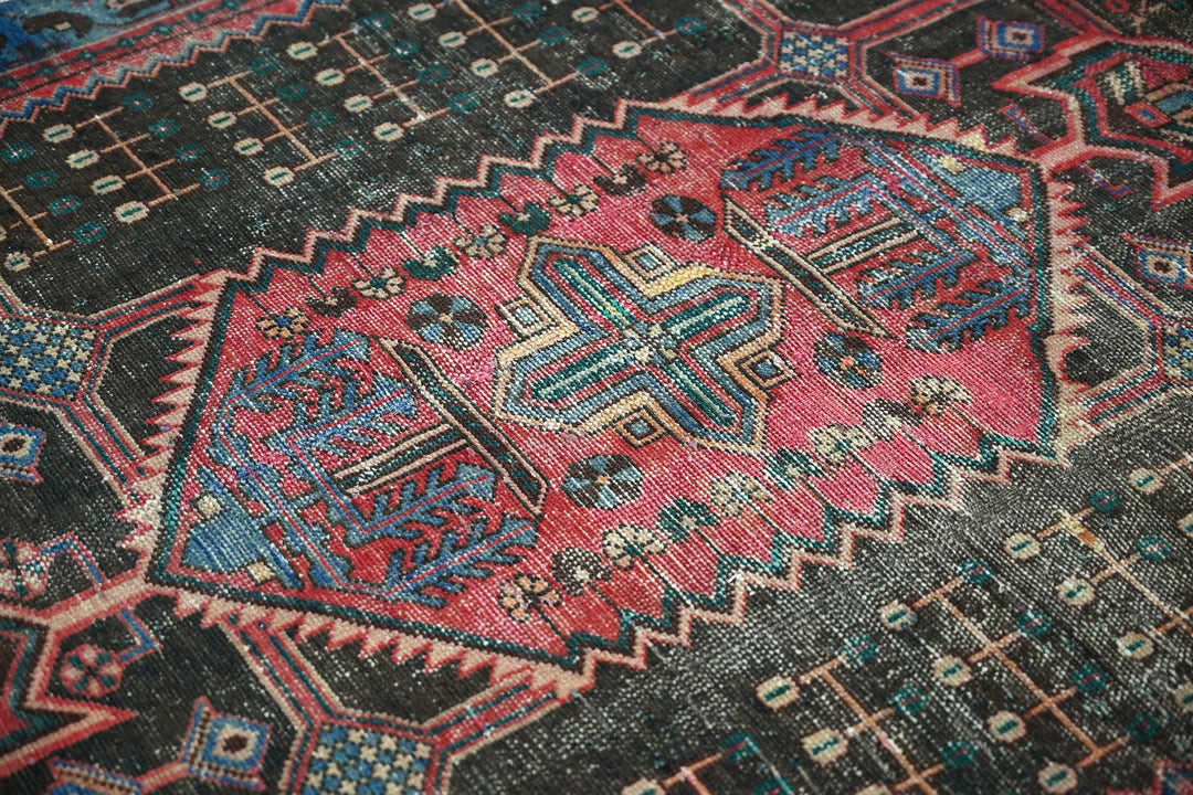 black Accent rug 3' 11" x 6' 0"