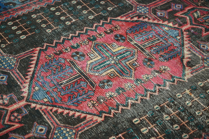 black Accent rug 3' 11" x 6' 0"