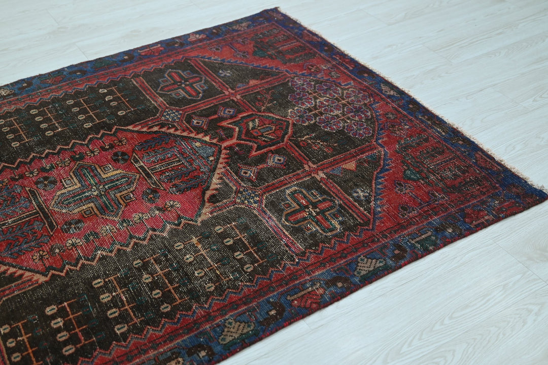 black Accent rug 3' 11" x 6' 0"
