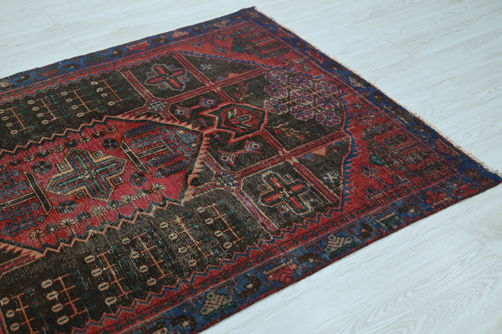 black Accent rug 3' 11" x 6' 0"