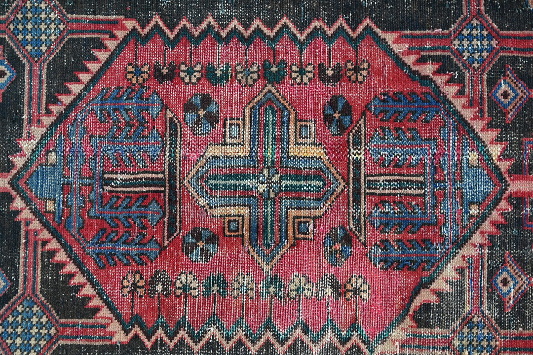 black Accent rug 3' 11" x 6' 0"