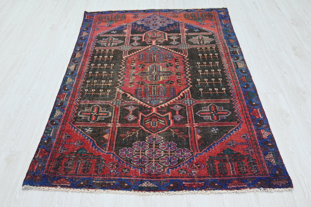 black Accent rug 3' 11" x 6' 0"