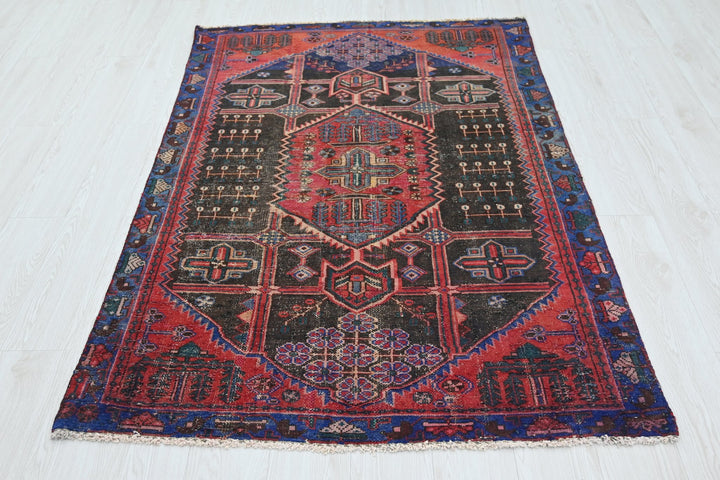 black Accent rug 3' 11" x 6' 0"