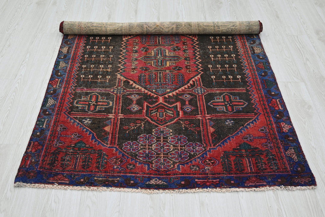 black Accent rug 3' 11" x 6' 0"