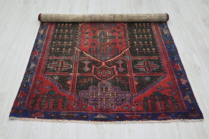 black Accent rug 3' 11" x 6' 0"