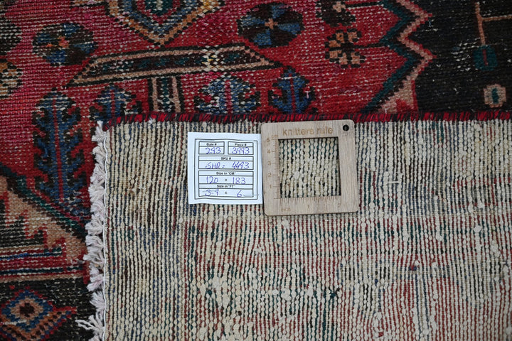 black Accent rug 3' 11" x 6' 0"