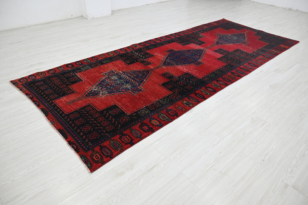 red Oversized rug 4' 8" x 11' 7"