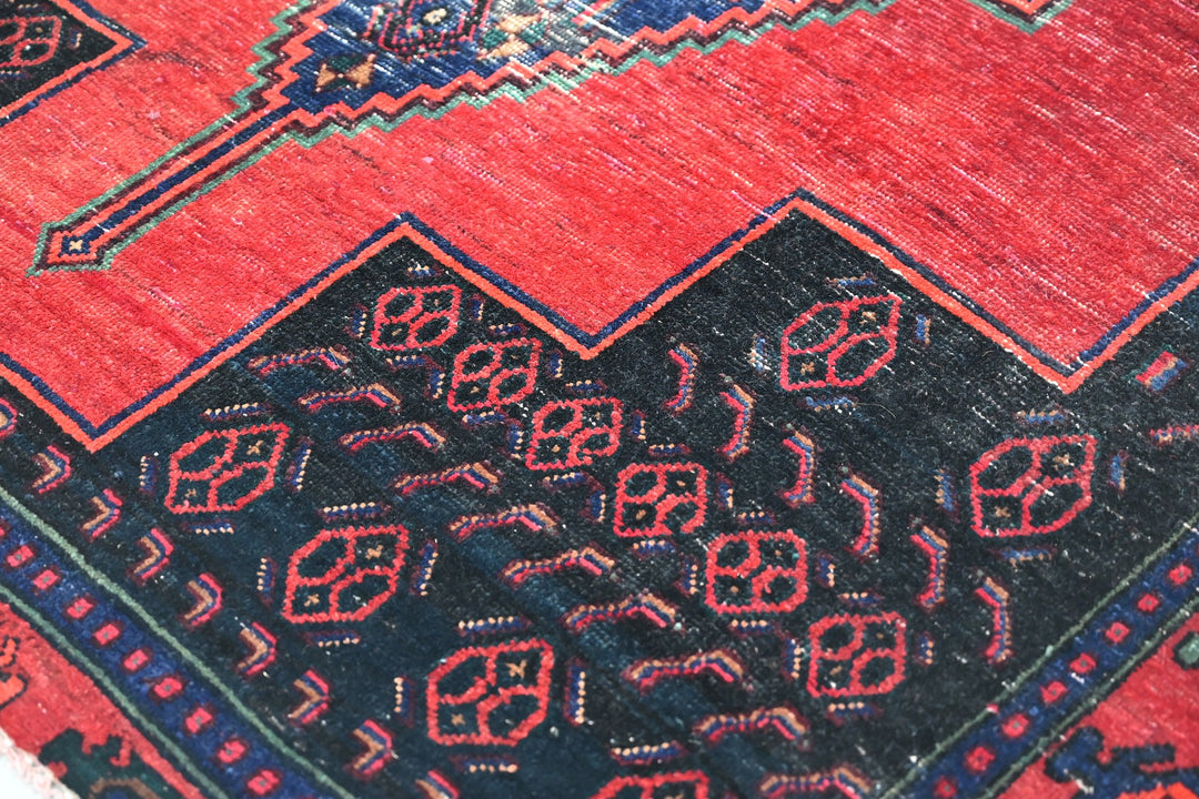 red Oversized rug 4' 8" x 11' 7"