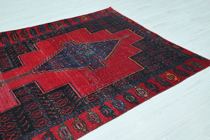 red Oversized rug 4' 8" x 11' 7"