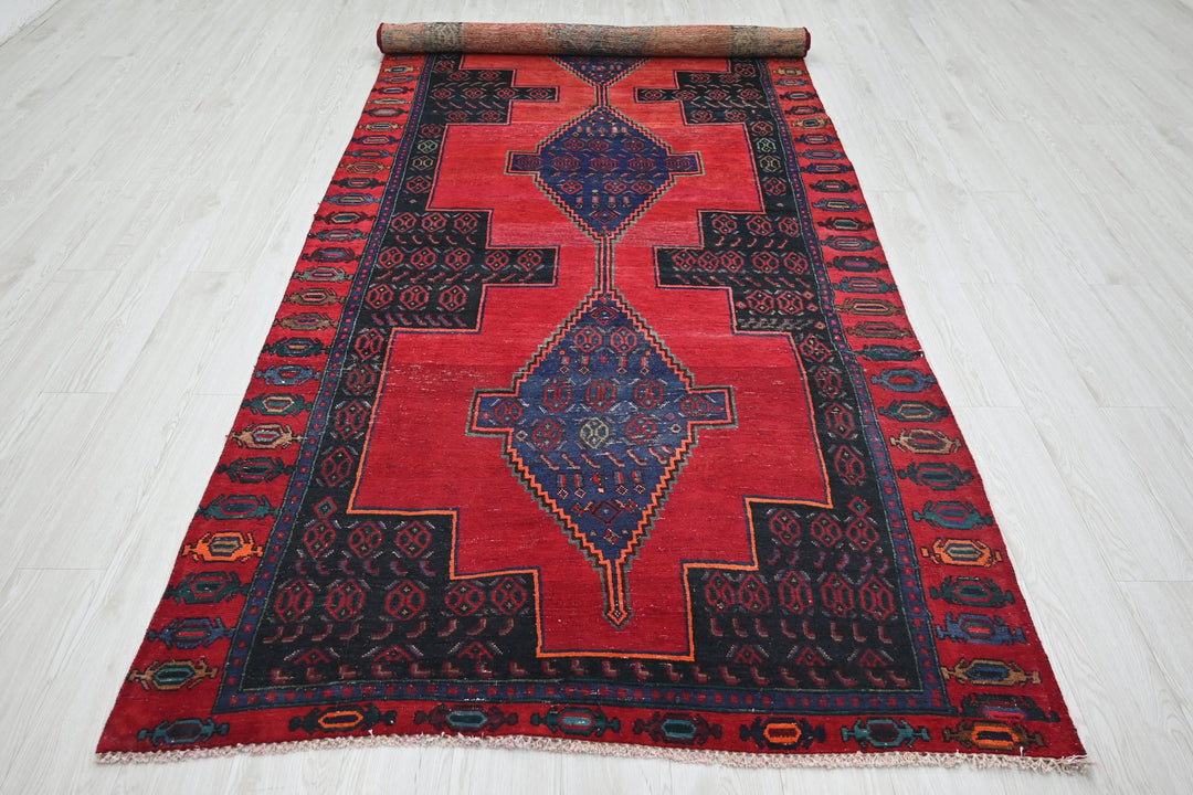 red Oversized rug 4' 8" x 11' 7"