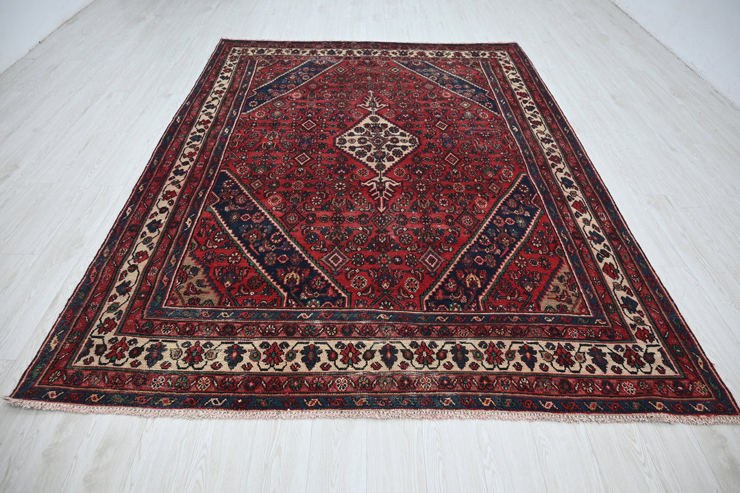 red Large rug 6' 11" x 9' 3"