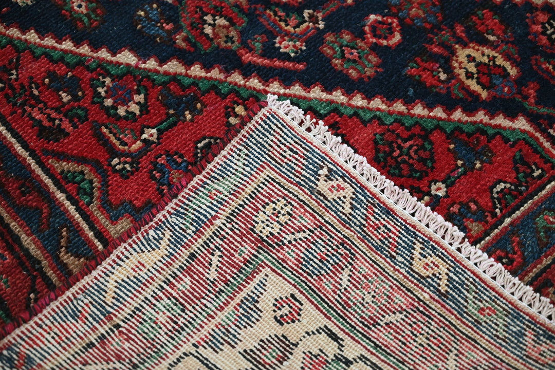 red Large rug 6' 11" x 9' 3"